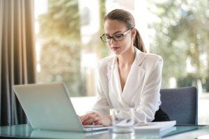 mulher mexendo no computador